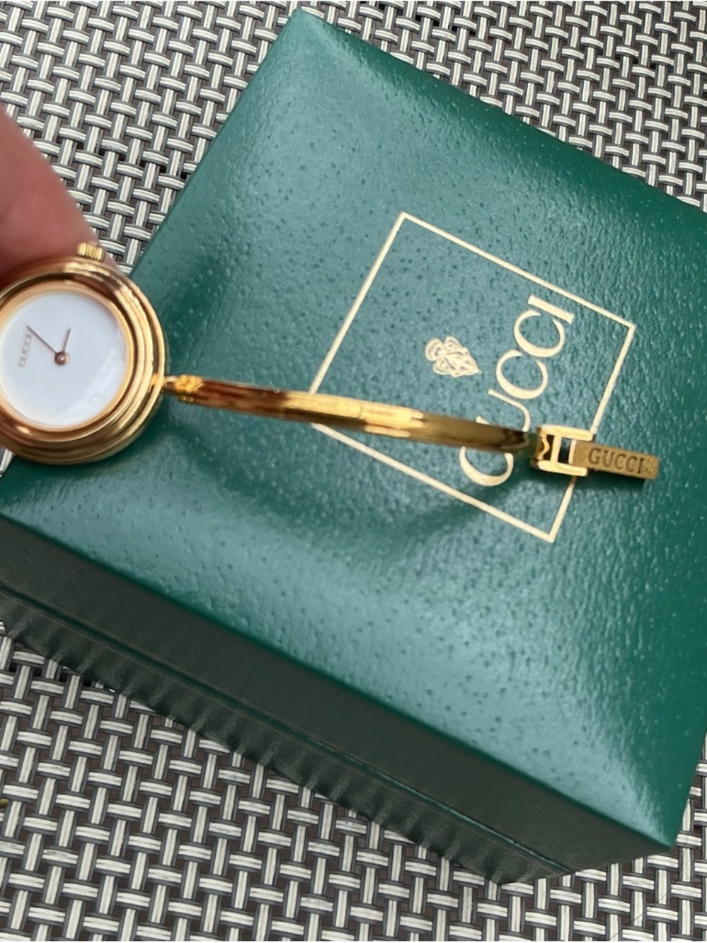 Beautiful GUCCI bangle watch w/ set of colorful bezels โค๏ธ๐๐ค๐๐๐ค - Picture 4 of 14